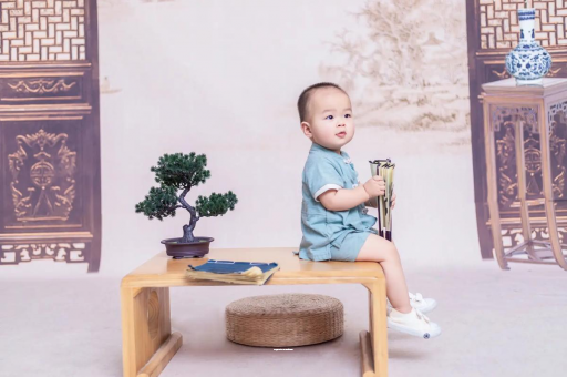 开原宝宝边吃奶边挣扎烦躁